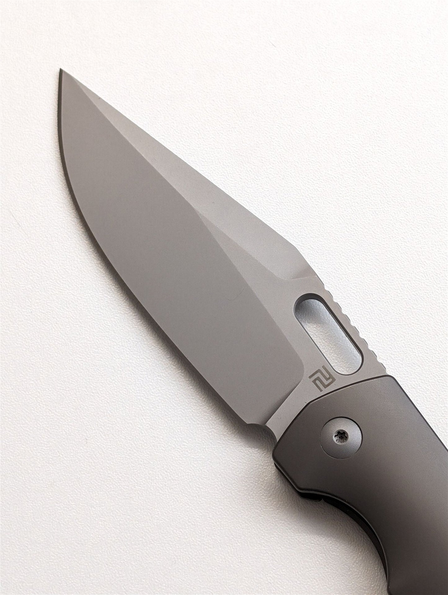 ArtisanCutlery Revel Gray Titan Taschenmesser